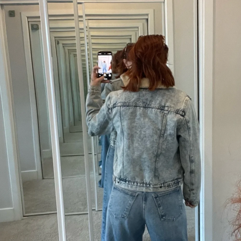 LEVI’S Sherpa Denim Jacket - Picture 6 of 6